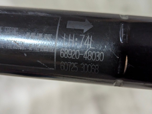 Амортизатор кришки багажника 6892048030 TOYOTA