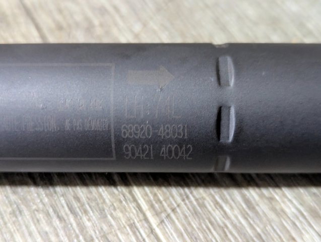 Амортизатор двері задньої 6892048031 TOYOTA