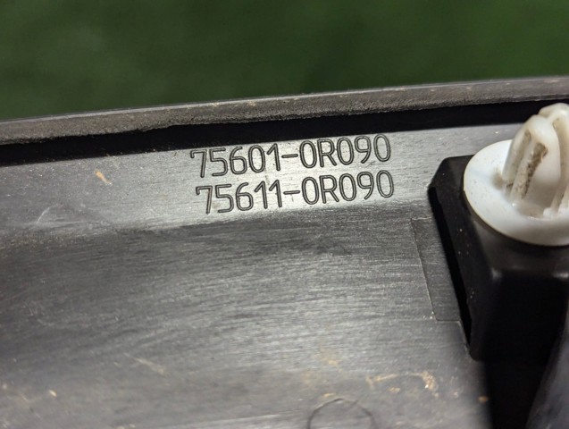 Молдинг арки крила переднього, правий 756010R090 TOYOTA