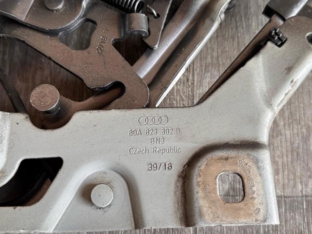 Петля капота, права 80A823302D VAG