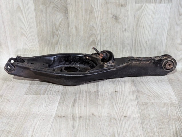 Балансир задній нижній, правий B45A28300A MAZDA