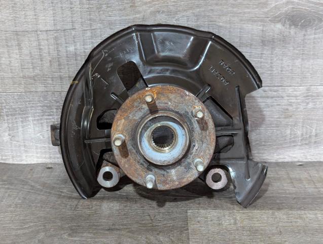 Цапфа поворотна ліва BJS733031 MAZDA