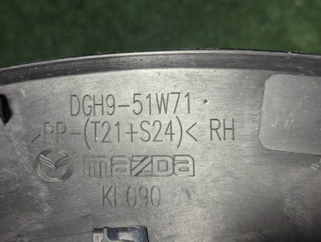 Розширювач/накладка арки переднього крила, правий DGH951W71 MAZDA