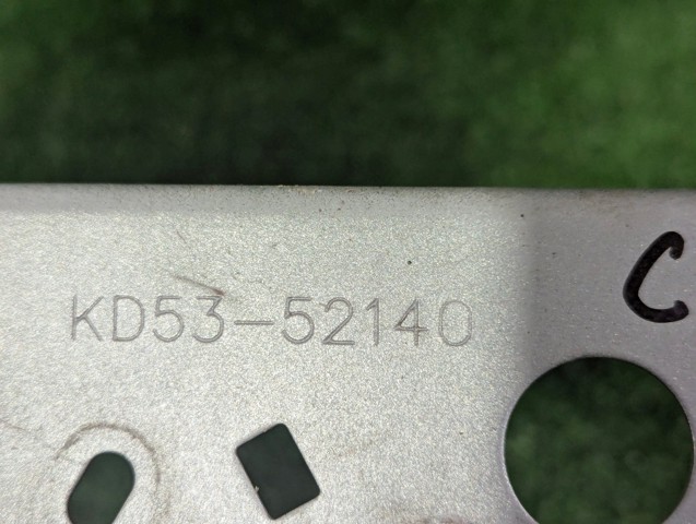 Кронштейн кріплення крила переднього правого, передній KD5352140 MAZDA