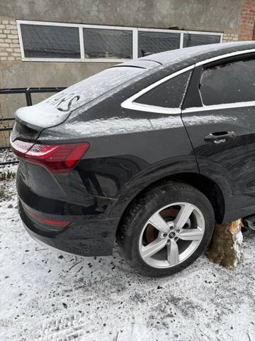 Бічна частина задні праві 4KE809838 VAG