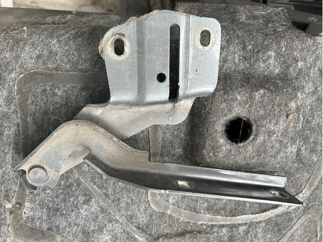 Петля капота, права 5C6823302 VAG
