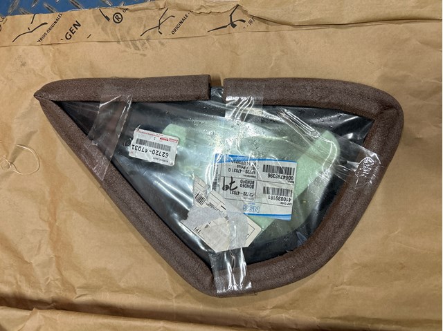 Скло багажника, ліве 6272047031 TOYOTA