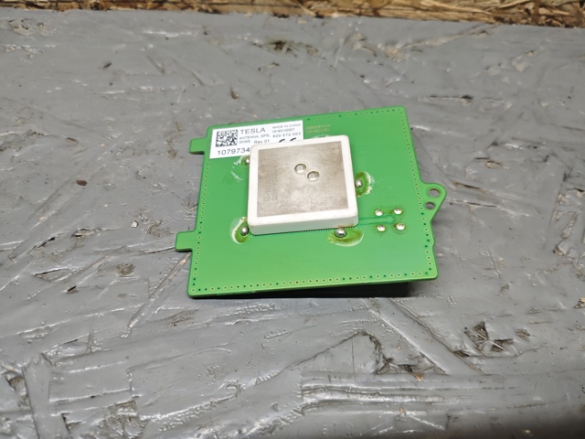 Антена GPS 107973400C Tesla Model