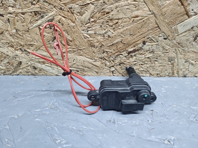 Мотор-привід відкриття лючка бака 8V0862153A VAG