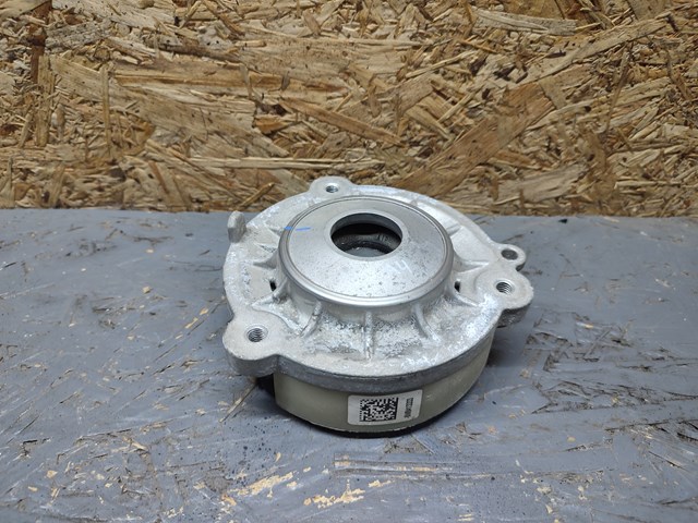Кріплення переднього амортизатора 8W0413333 VAG