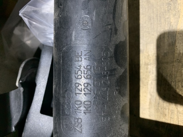 Патрубок повітряний, вхід в турбіну (наддув) 1K0129656AN VAG
