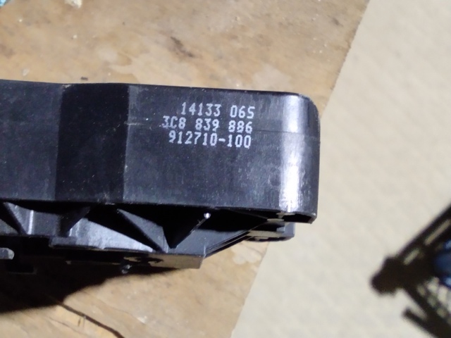 Тримач зовнішньої ручки дверей, задніх правих 3C8839886 VAG