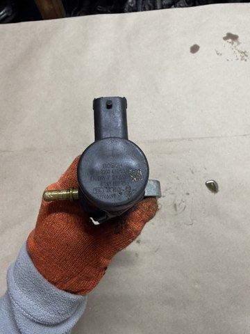Регулятор тиску палива в паливній рейці 0281002753 BOSCH
