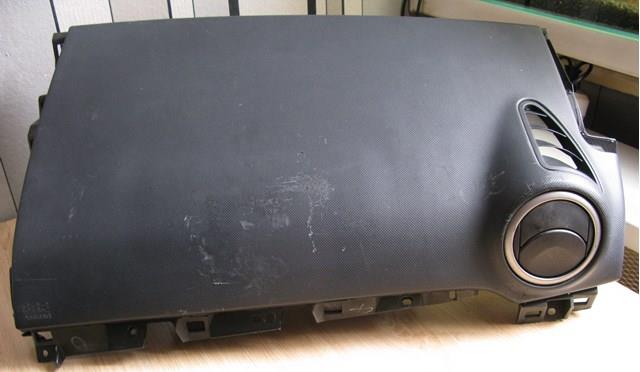 Накладка панели "торпедо" пассажирской подушки безопасности оригинал mazda 3 bk 03-09 в хорошем состоянии,отправка любой почтой,гарантия на установку BP4K6035XE