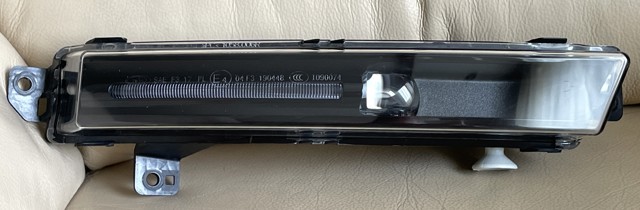 Протитуманка права LR098340 LAND ROVER
