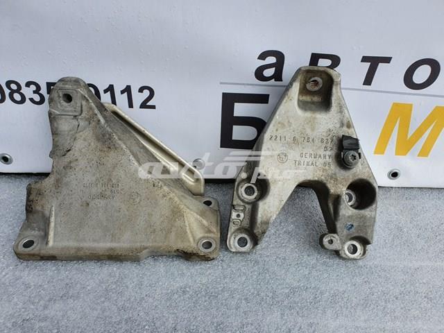 Кронштейн подушки (опори) двигуна, правої 22116784828 BMW