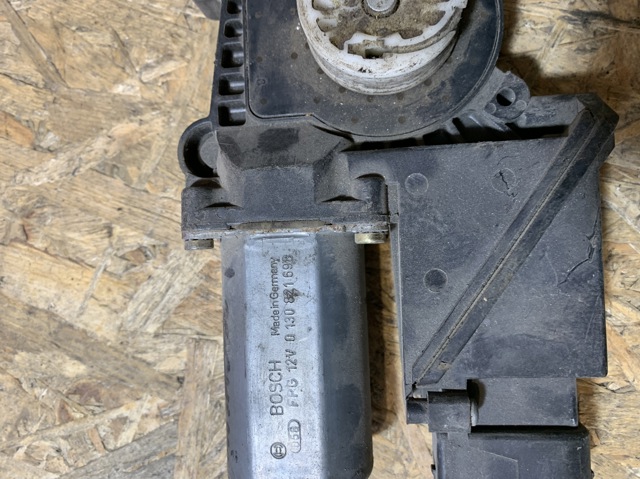Двигун склопідіймача двері передньої, правої 0130821698 BOSCH