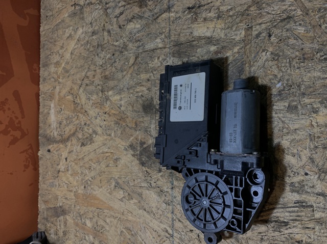 Двигун стеклопод'емника двері задньої, лівої 3D0959795C VAG