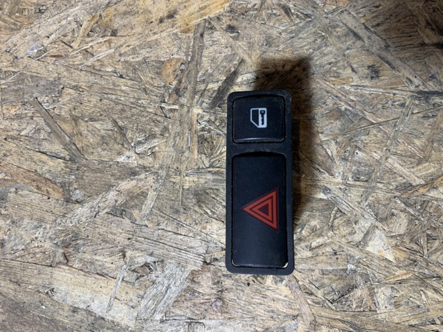 Кнопка аварійної сигналізації 61318368920 BMW