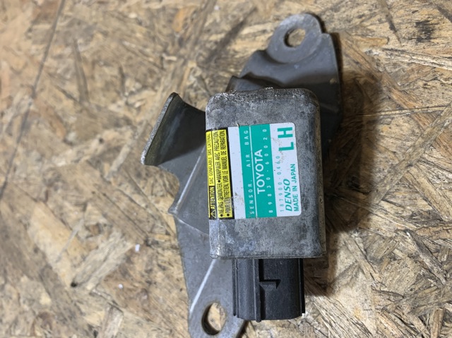 Датчик Ейрбег передній 8983060020 TOYOTA