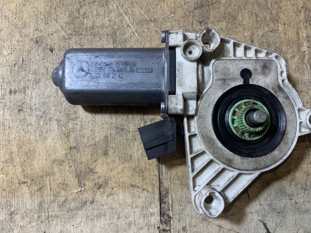 Мотор склопідйомника дверей передніх, лівих A2218202742 MERCEDES