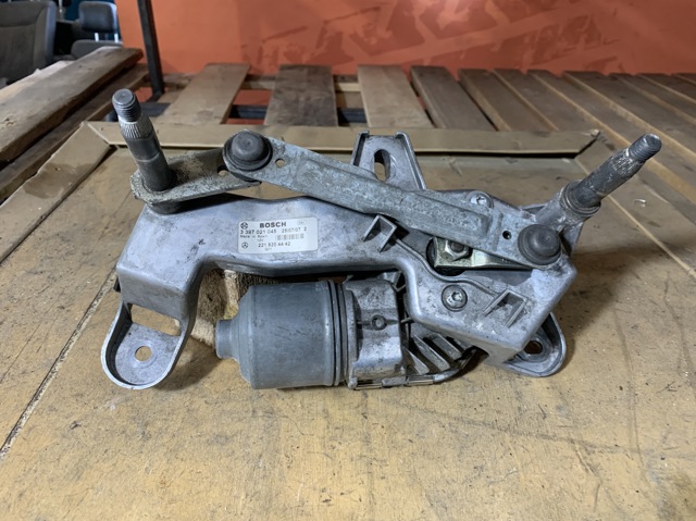 Мотор склоочисника лобового скла, правий A2218204442 MERCEDES