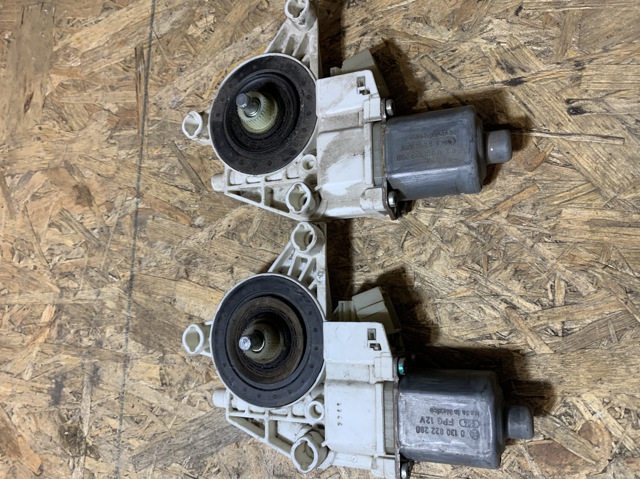 Мотор склопідйомника дверей задніх, правих A2518200208 MERCEDES