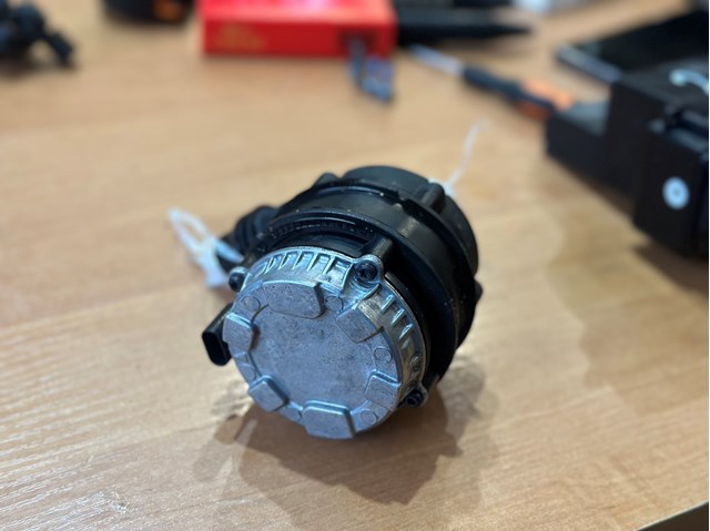 Насос охолодження інвертора A0005002686 MERCEDES