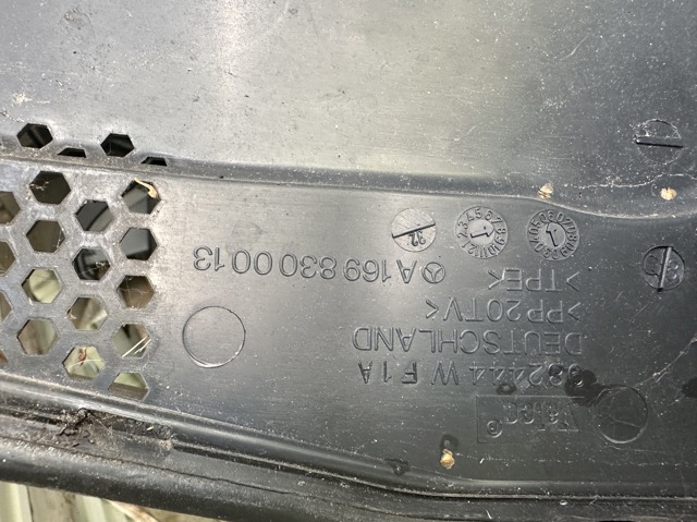 Решітка склоочисників A1698300413 MERCEDES