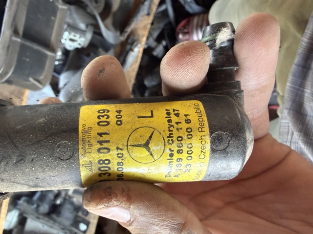 Форсунка омивача фари передньої, лівою A1698601147 MERCEDES