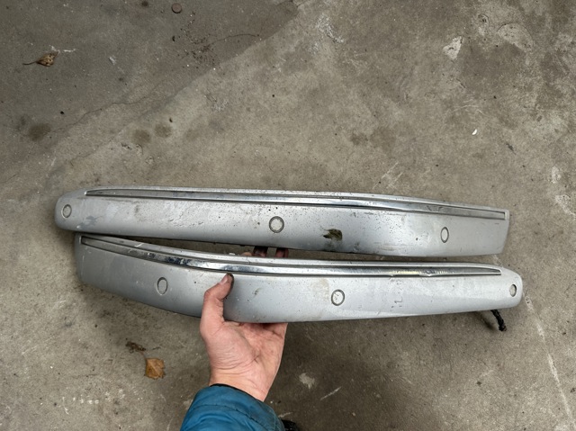 Молдинг бампера переднього, праве A2108851621 MERCEDES