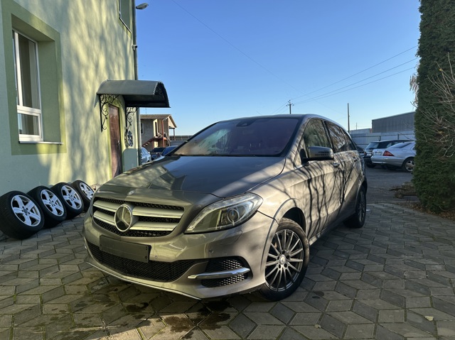 Цапфа поворотного кулака A2463320501 MERCEDES