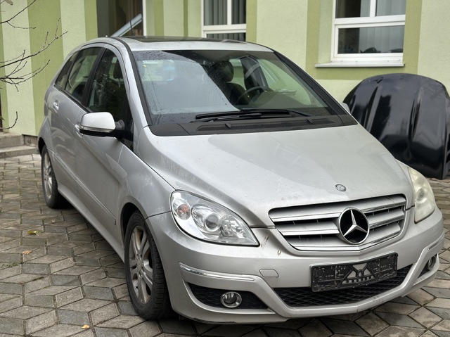 Кронштейн подушки (опори) двигуна, правої A2662230204 MERCEDES