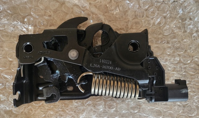 Запор капота (замок і привід замка капота) LJ6A16700AD FORD