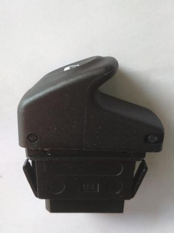 Кнопка підйомника заднього скла 8200199223 QSP-M