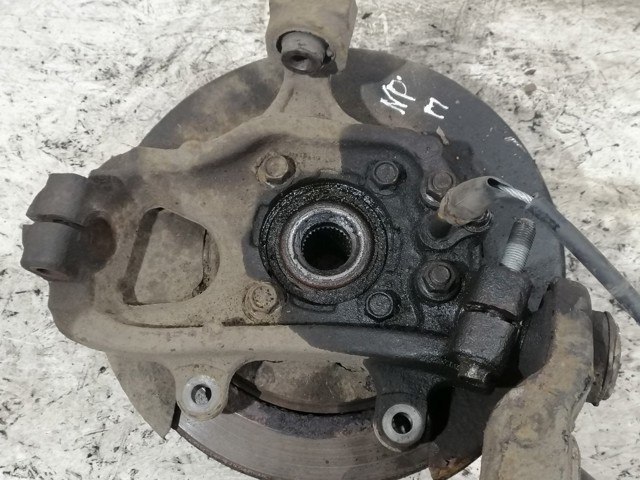 Цапфа поворотна права 43018EB300 NISSAN