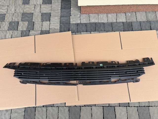 Кронштейн бампера переднього, центральний 31663677 VOLVO