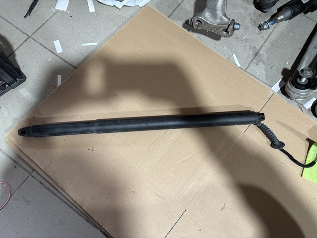 Амортизатор для багажника газовий 31689670 VOLVO
