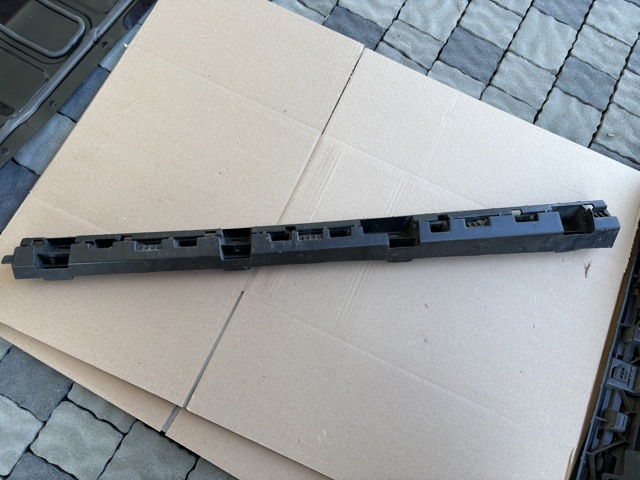 Кронштейн зовнішньої накладки лівого порога 32216384 VOLVO