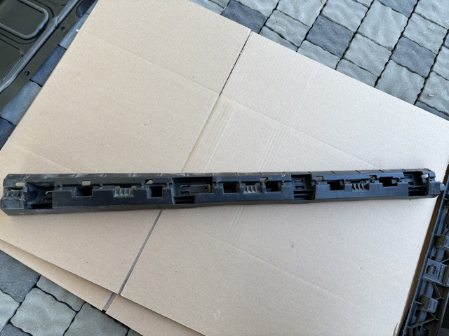 Кронштейн зовнішньої накладки порога правого 32216385 VOLVO