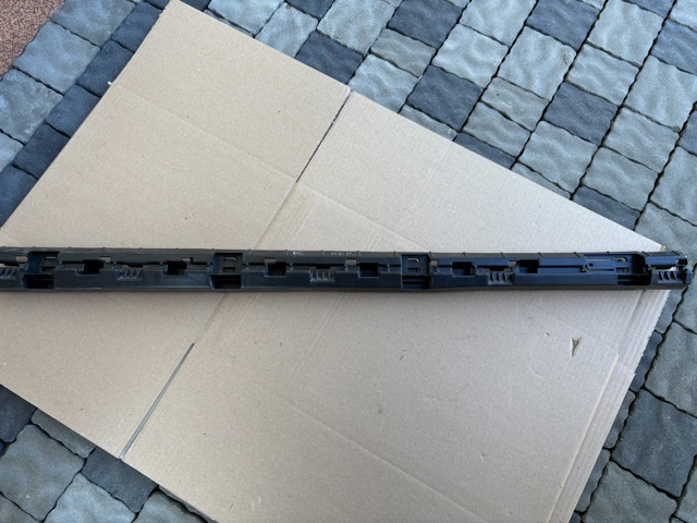 Кронштейн зовнішньої накладки порога правого 32216387 VOLVO