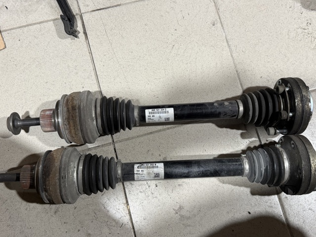 Піввісь задня, права 4KE501204C VAG