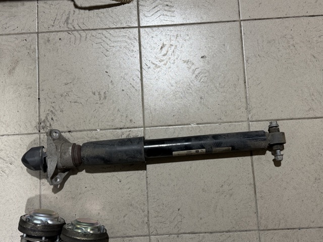 Стійка амортизатора задня 4KE616025F VAG