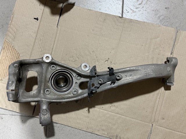Цапфа поворотна ліва 4M0407559 VAG