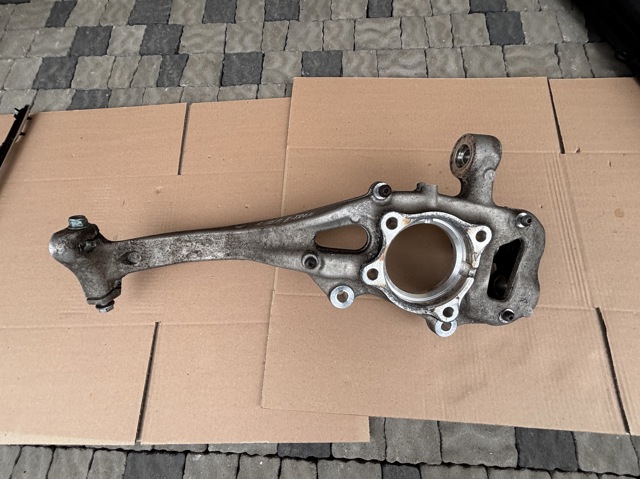 Кулак поворотний передній правий 4M0407560 VAG