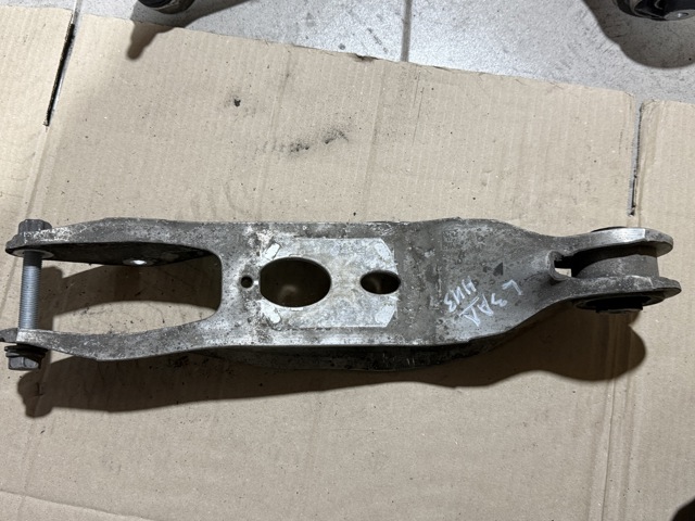 Важіль задньої підвіски нижній, лівий/правий 4M0505311J VAG