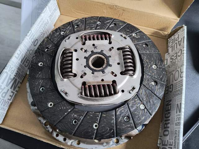 Зчеплення і комплектуючі 302053302R RENAULT