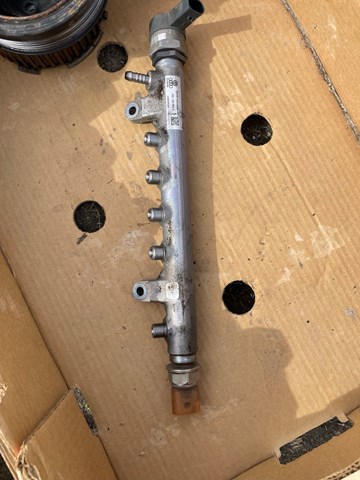 Рампа форсунок системи упорскування палива 03L130089A VAG