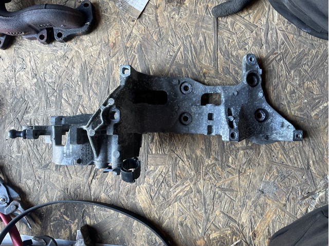 Кріплення генератора 04L903143B VAG
