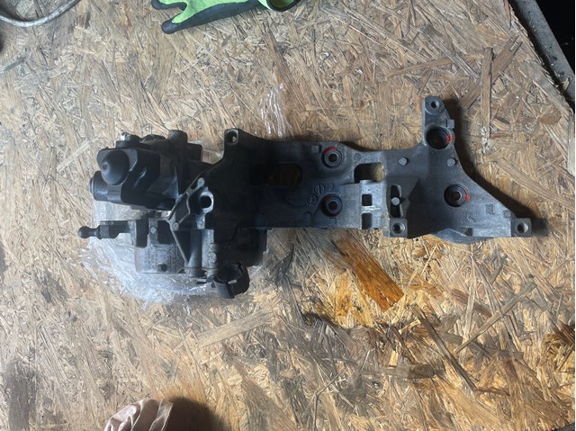 Кронштейн кріплення генератора 04L903143D VAG